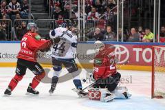 DEL - Eishockey - Kölner Haie - ERC Ingolstadt - Saison 2016/2017 - Jean-Francois Jacques (ERC 44) verpasst den Puck und Danny Irmen (ERC 19) trifft zum 0:1 danach, hier kann Torwart Gustaf Wesslau (29 Köln) noch halten