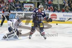 DEL - Eishockey - Eisbären Berlin - ERC Ingolstadt - Saison 2016/2017 - Timo Pielmeier Torwart (#51 ERCI) - Jamie MacQueen (#17 Berlin) - Foto: Meyer Jürgen