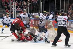 DEL - Eishockey - Kölner Haie - ERC Ingolstadt - Saison 2016/2017 - mitte Danny Irmen (ERC 19) trifft zum 0:1 Tor Jubel, Torwart Gustaf Wesslau (29 Köln)  chancenlos, Puck im Tor, Pascal Zerressen (27 Köln)