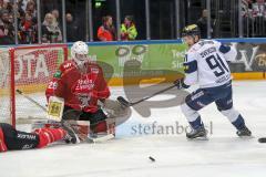 DEL - Eishockey - Kölner Haie - ERC Ingolstadt - Saison 2016/2017 - Björn Svensson verpasst den Puck vor dem Tor von Torwart Gustaf Wesslau (29 Köln)