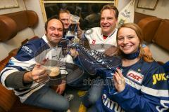 DEL - Eishockey - ERC Ingolstadt - Sonderzug nach Berlin - Saison 2016/2017 - Fans im Zug - Abteil - Foto: Meyer Jürgen -