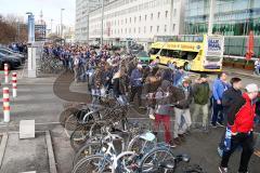 DEL - Eishockey - Eisbären Berlin - ERC Ingolstadt - Sonderzug - Saison 2016/2017 - Fans bei der Ankunft in Berlin - Foto: Meyer Jürgen