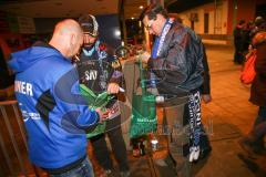 DEL - Eishockey - ERC Ingolstadt - Sonderzug nach Berlin - Saison 2016/2017 - Fans am Bahnhof vor dem einsteigen in den Zug - Taschenkontrolle - Foto: Meyer Jürgen -