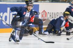 CHL- Eishockey - ERC Ingolstadt - Lukko Rauma - Saison 2016/2017 - Petr Taticek (#17 ERCI) beim warm machen mit Topscorer Trikot - Foto: Meyer Jürgen