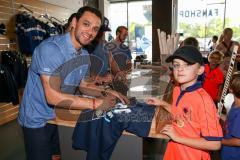 DEL - Eishockey - ERC Ingolstadt - Saison 2016/2017 - Bauer Day`s beim Fairplay Hockey Shop - Brian Salcido (#22 ERCI) beim Autogramme geben - Foto: Meyer Jürgen