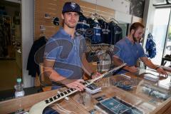 DEL - Eishockey - ERC Ingolstadt - Saison 2016/2017 - Bauer Day`s beim Fairplay Hockey Shop - Benedikt Kohl (#34 ERCI) beim Autogramme geben - Foto: Meyer Jürgen