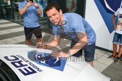 DEL - Eishockey - ERC Ingolstadt - Saison 2016/2017 - Bauer Day`s beim Fairplay Hockey Shop - Brian Salcido (#22 ERCI) signiert eine Auto Motorhaube - Foto: Meyer Jürgen