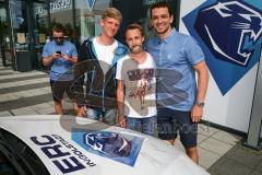 DEL - Eishockey - ERC Ingolstadt - Saison 2016/2017 - Bauer Day`s beim Fairplay Hockey Shop - Brian Salcido (#22 ERCI) signiert eine Auto Motorhaube - Foto: Meyer Jürgen