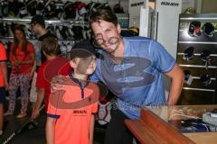 DEL - Eishockey - ERC Ingolstadt - Saison 2016/2017 - Bauer Day`s beim Fairplay Hockey Shop - Danny Irmen (#19 ERCI) beim Autogramme geben - Foto: Meyer Jürgen