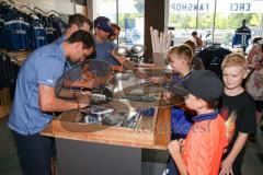 DEL - Eishockey - ERC Ingolstadt - Saison 2016/2017 - Bauer Day`s beim Fairplay Hockey Shop - Brian Salcido (#22 ERCI) beim Autogramme geben - Foto: Meyer Jürgen