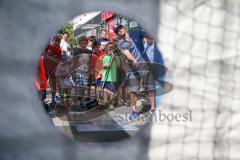 DEL - Eishockey - ERC Ingolstadt - Saison 2016/2017 - Bauer Day`s beim Fairplay Hockey Shop - Benedikt Kohl (#34 ERCI) beim Torwand schiessen mit Fan`s - Foto: Meyer Jürgen