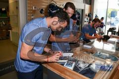 DEL - Eishockey - ERC Ingolstadt - Saison 2016/2017 - Bauer Day`s beim Fairplay Hockey Shop - Brian Salcido (#22 ERCI) beim Autogramme geben - Foto: Meyer Jürgen