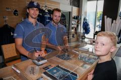 DEL - Eishockey - ERC Ingolstadt - Saison 2016/2017 - Bauer Day`s beim Fairplay Hockey Shop - Benedikt Kohl (#34 ERCI) und Simon Schütz (#97 ERCI) beim Autogramme geben - Foto: Meyer Jürgen