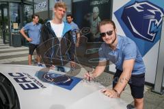 DEL - Eishockey - ERC Ingolstadt - Saison 2016/2017 - Bauer Day`s beim Fairplay Hockey Shop - Simon Schütz (#97 ERCI) signiert eine Auto Motorhaube - Foto: Meyer Jürgen