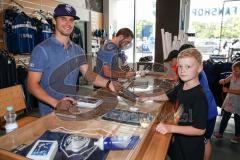 DEL - Eishockey - ERC Ingolstadt - Saison 2016/2017 - Bauer Day`s beim Fairplay Hockey Shop - Benedikt Kohl (#34 ERCI) beim Autogramme geben - Foto: Meyer Jürgen