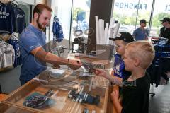 DEL - Eishockey - ERC Ingolstadt - Saison 2016/2017 - Bauer Day`s beim Fairplay Hockey Shop - Simon Schütz (#97 ERCI) beim Autogramme geben - Foto: Meyer Jürgen