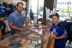 DEL - Eishockey - ERC Ingolstadt - Saison 2016/2017 - Bauer Day`s beim Fairplay Hockey Shop - Simon Schütz (#97 ERCI) beim Autogramme geben - Foto: Meyer Jürgen