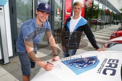 DEL - Eishockey - ERC Ingolstadt - Saison 2016/2017 - Bauer Day`s beim Fairplay Hockey Shop - Benedikt Kohl (#34 ERCI) signiert eine Auto Motorhaube - Foto: Meyer Jürgen