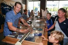 DEL - Eishockey - ERC Ingolstadt - Saison 2016/2017 - Bauer Day`s beim Fairplay Hockey Shop - Danny Irmen (#19 ERCI) beim Autogramme geben - Foto: Meyer Jürgen