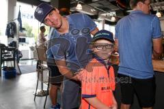 DEL - Eishockey - ERC Ingolstadt - Saison 2016/2017 - Bauer Day`s beim Fairplay Hockey Shop - Benedikt Kohl (#34 ERCI) beim Autogramme geben - Foto: Meyer Jürgen