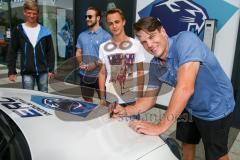 DEL - Eishockey - ERC Ingolstadt - Saison 2016/2017 - Bauer Day`s beim Fairplay Hockey Shop - Danny Irmen (#19 ERCI) signiert eine Auto Motorhaube - Foto: Meyer Jürgen