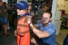 DEL - Eishockey - ERC Ingolstadt - Saison 2016/2017 - Bauer Day`s beim Fairplay Hockey Shop - Simon Schütz (#97 ERCI) beim Autogramme geben - Foto: Meyer Jürgen