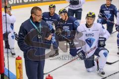 DEL - Eishockey - ERC Ingolstadt - Saison 2016/2017 - Portraits Foto - Training - Besprechung auf dem Eis, Cheftrainer Tommy Samuelsson (ERC)