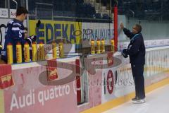 DEL - Eishockey - ERC Ingolstadt - Saison 2016/2017 - Portraits Foto - Training - Trainer Cheftrainer Tommy Samuelsson (ERC) breitet Tafel vor
