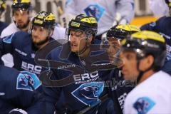 DEL - Eishockey - ERC Ingolstadt - Saison 2016/2017 - Portraits Foto - Training - Besprechung auf dem Eis, mitte Petr Taticek (ERC 17)
