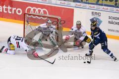 DEL - Eishockey - ERC Ingolstadt - Eisbären Berlin - Saison 2016/2017 - Brandon Buck (#9 ERCI) - Petri Vehanen (Torwart #31 Berlin) - Andre Rankel (#24 Berlin) - Foto: Meyer Jürgen