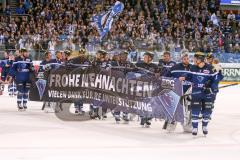 DEL - Eishockey - ERC Ingolstadt - Eisbären Berlin - Saison 2016/2017 - Die Mannschaft bedankt sich bei den Fans nach dem Spiel - Banner - Spruchband - Weihnachten - Jubel - Foto: Meyer Jürgen