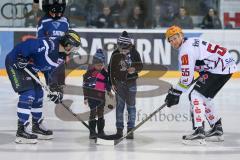 DEL - Eishockey - ERC Ingolstadt - Fischtown Pinguins - Saison 2016/2017 - Xaverl das Maskottchen und die Kinder vom Xaver Kidsclub gehen zum Bully - Brandon Buck (#9 ERCI) - Mike Moore (#55 Bremerhaven) - Foto: Meyer Jürgen