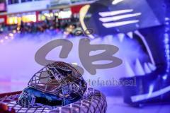 DEL - Eishockey - ERC Ingolstadt - Schwenninger Wild Wings - vor dem Einlauf, Pantherkopf Nebel Saturn Arena, Helm von Torwart Timo Pielmeier (ERC 51)