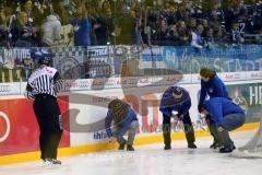 DEL - Eishockey - ERC Ingolstadt - Red Bull München - Fans werfen Papier auf das Eis, Spiel Stop Reinigung