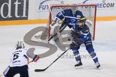 DEL - Eishockey - ERC Ingolstadt - Eisbären Berlin - Saison 2016/2017 - Dustin Friesen (#14 ERCI) - Timo Pielmeier Torwart (#51 ERCI) - Maximilian Adam (#5 Berlin) - Foto: Meyer Jürgen