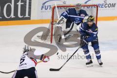 DEL - Eishockey - ERC Ingolstadt - Eisbären Berlin - Saison 2016/2017 - Dustin Friesen (#14 ERCI) - Timo Pielmeier Torwart (#51 ERCI) - Maximilian Adam (#5 Berlin) - Foto: Meyer Jürgen