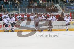 DEL - Eishockey - ERC Ingolstadt - Grizzlys Wolfsburg - Saison 2016/2017 - Die Spieler klatschen an der Bande ab nach dem 0:1 Führungstreffer von Furchner Sebastian (#17 Wolfsburg) - Foto: Meyer Jürgen