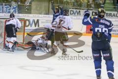 DEL - Eishockey - ERC Ingolstadt - Grizzlys Wolfsburg - Saison 2016/2017 - Der 1:1 Ausgleichstreffer von Petr Taticek (#17 ERCI) - Höhenleitner Christoph (#21 Wolfsburg) - Dotzler Alexander (#7 Wolfsburg) - Foto: Meyer Jürgen