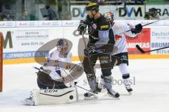 DEL - Eishockey - ERC Ingolstadt - EHC Red Bull München - Saison 2016/2017 - Jean-Francois Jacques (#44 ERCI) scheitert an Danny Aus den Birken Torwart(#33 München) -  - Foto: Meyer Jürgen