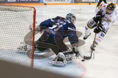 DEL - Eishockey - ERC Ingolstadt - Krefeld Pinguine - Saison 2016/2017 - Timo Pielmeier Torwart (#51 ERCI) hält einen Penalty von Martin Schymainski (#88 Krefeld) - Foto: Meyer Jürgen