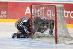 DEL - Eishockey - ERC Ingolstadt - EHC Red Bull München - Saison 2016/2017 - Schiedsrichter beim reparieren des Tores - Foto: Meyer Jürgen