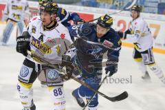 DEL - Eishockey - ERC Ingolstadt - Krefeld Pinguine - Saison 2016/2017 - Petr Pohl (#33 ERCI) - Martin Schymainski (#88 Krefeld) - Foto: Meyer Jürgen