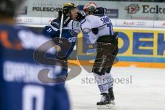 DEL - Eishockey - ERC Ingolstadt - Schwenninger Wild Wings - Saison 2016/2017 - Benedikt Schopper (#11 ERCI) -  71 Jerome Samson (Schwenninger Wild Wings) im Zweikampf - Boxkampf - Foto: Meyer Jürgen