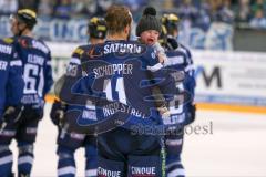 DEL - Eishockey - ERC Ingolstadt - Straubing Tigers - Saison 2016/2017 - Benedikt Schopper (#11 ERCI) mit seinem Kind - jubel - weinen - Foto: Meyer Jürgen