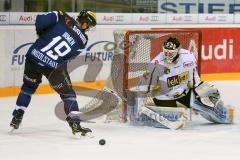 DEL - Eishockey - ERC Ingolstadt - Krefeld Pinguine - Saison 2016/2017 - Danny Irmen (#19 ERCI) trifft den Puck nicht - Patrick Galbraith Torwart (#31 Krefeld) - Foto: Meyer Jürgen