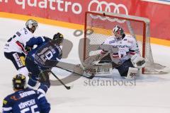 DEL - Eishockey - ERC Ingolstadt - Eisbären Berlin - Saison 2016/2017 - Danny Irmen (#19 ERCI) - Petri Vehanen (Torwart #31 Berlin) - Foto: Meyer Jürgen