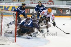 DEL - Eishockey - ERC Ingolstadt - Fischtown Pinguins - Saison 2016/2017 - Timo Pielmeier Torwart (#51 ERCI) - hält den Schuss von Jordan Owens (#44 Bremerhaven) - Foto: Meyer Jürgen