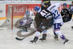 DEL - Eishockey - ERC Ingolstadt - Adler Mannheim - Saison 2016/2017 - Eisenhut Marco (#30 ERCI) - Brian Salcido (#22 ERCI) - Ullmann Christoph (#47 Mannheim) - Foto: Meyer Jürgen