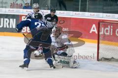 DEL - Eishockey - ERC Ingolstadt - Eisbären Berlin - Saison 2016/2017 - Benedikt Kohl (#34 ERCI) mit einer Torchance - Petri Vehanen (Torwart #31 Berlin) - Foto: Meyer Jürgen