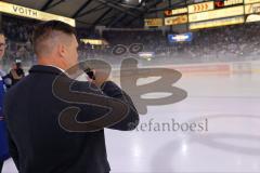 DEL - Eishockey - ERC Ingolstadt - Schwenninger Wild Wings - Verabschiedung von Ex-Panther Jakub Ficenec, bekommt sein Trikot in die Halle. Bedankt sich bei den Fans